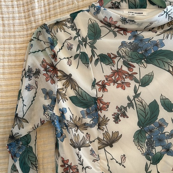 Gorgeous floral bodysuit - Picture 2 of 4